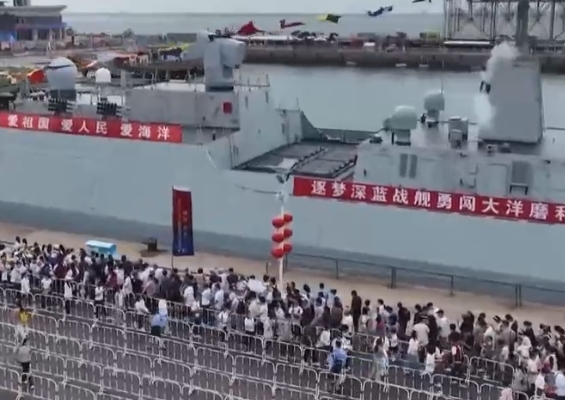 慶祝中華人民共和國成立75周年｜國慶假期青島迎登“艦”熱(rè)潮 預計(jì)參觀人數(shù)将超11萬人